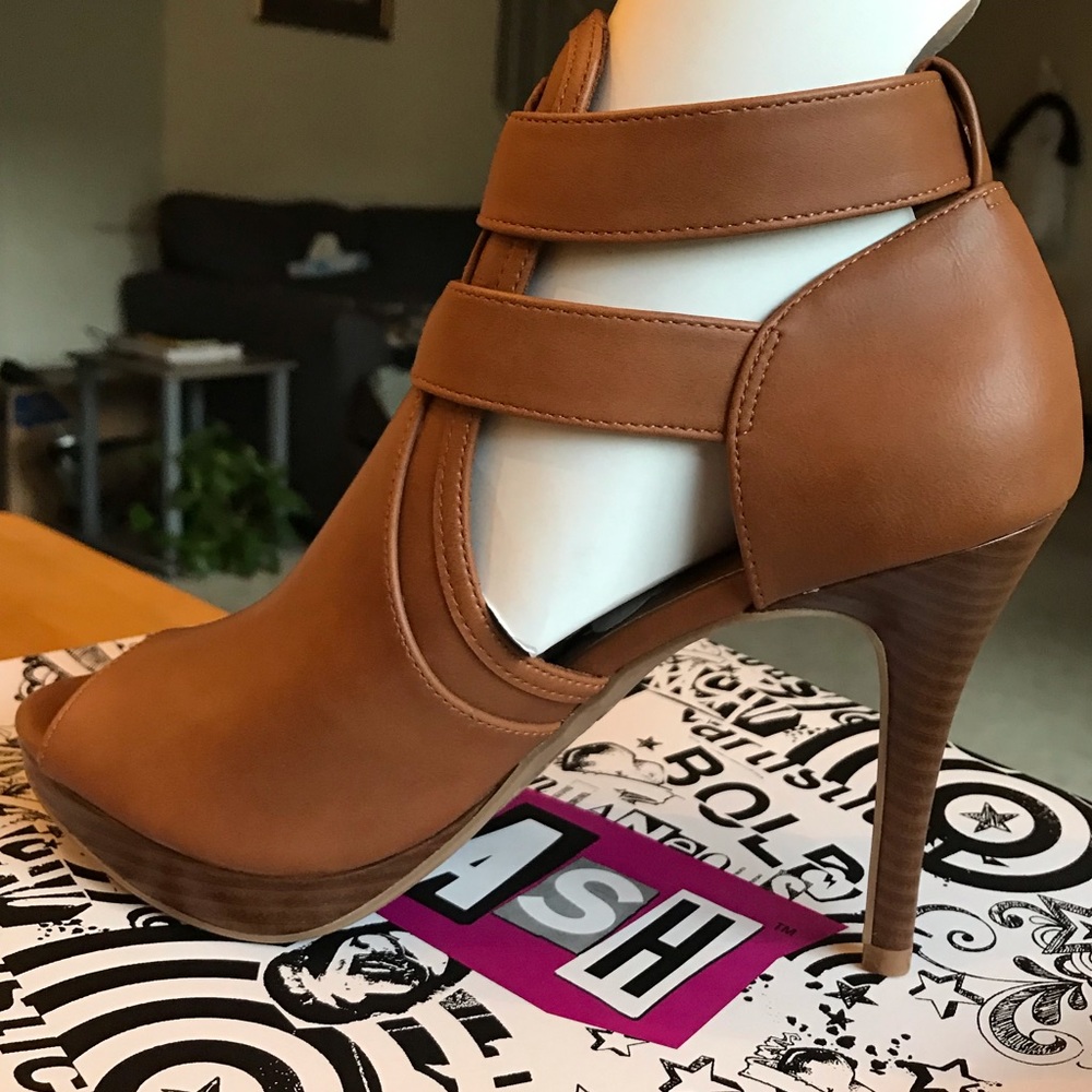 Brash heel 4” platform size 9